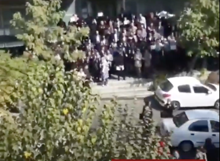 بعد مظاهرة احتجاجية أمام النقابة.. الأمن يهاجم المحامين في طهران بالغاز المسيل للدموع