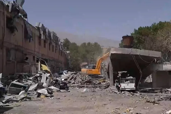 سرقة ممتلكات مجمع سكني بجوار سجن إيفين في إيران بعد تعرضه لأضرار عقب الهجوم الإسرائيلي