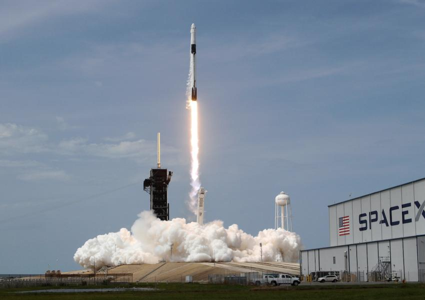 موشک فالکون-۹ اسپیس ایکس برای پرتاب فضاپیمای هرا به مدار زمین می‌رود