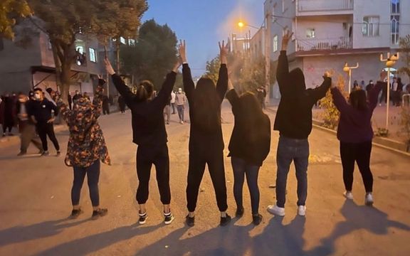 Schoolgirls during the protests in Zahedan (November 6, 2022)