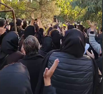 تجمعات في "عبدل آباد" بطهران وهجوم عناصر الأمن على مراسم تأبين أحد الضحايا في المقابر