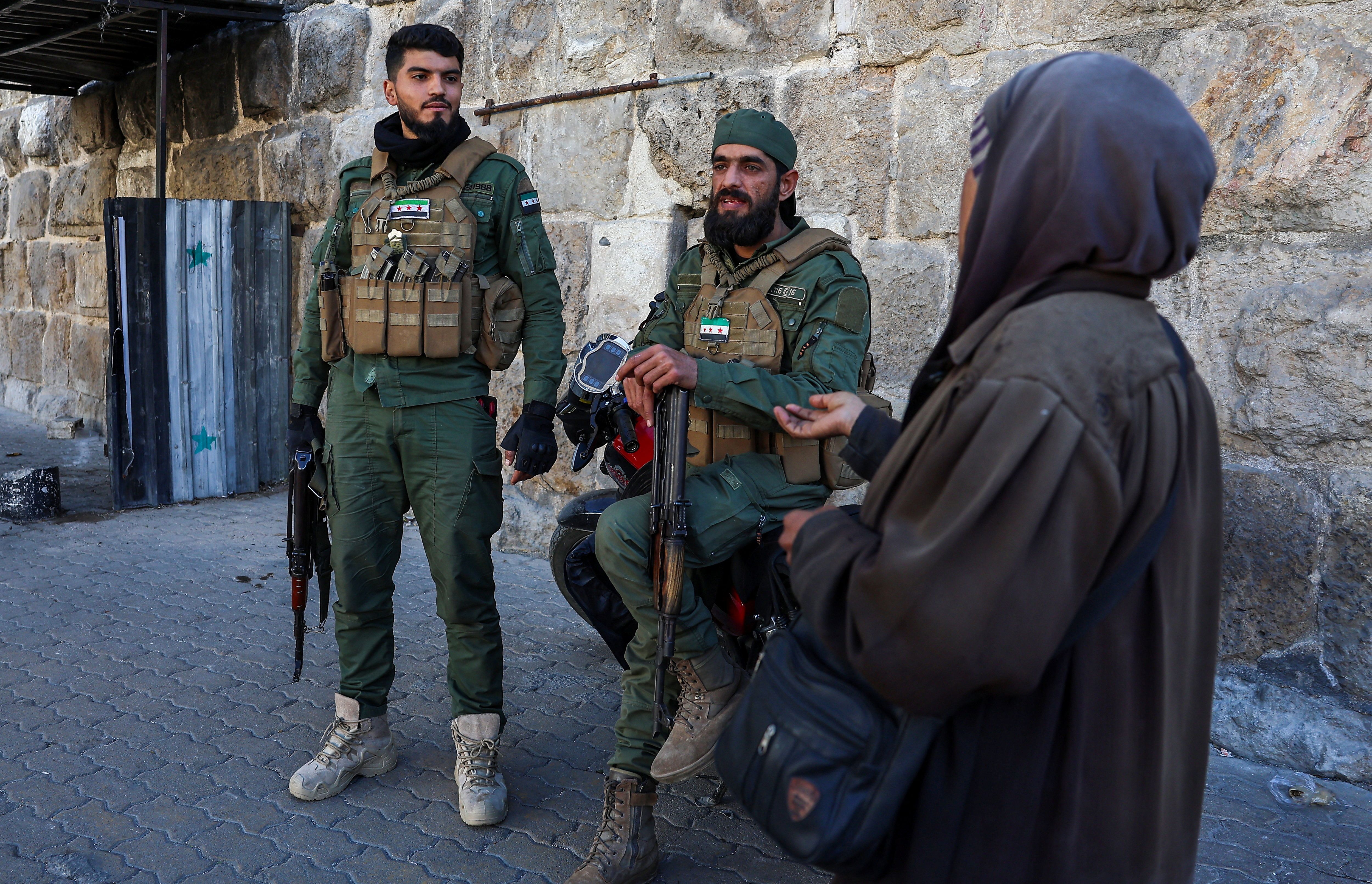 دو تن از اعضای گروه مسلح حاکم بر دمشق در یکی از خیابان‌های این شهر، ۲۹ آذر