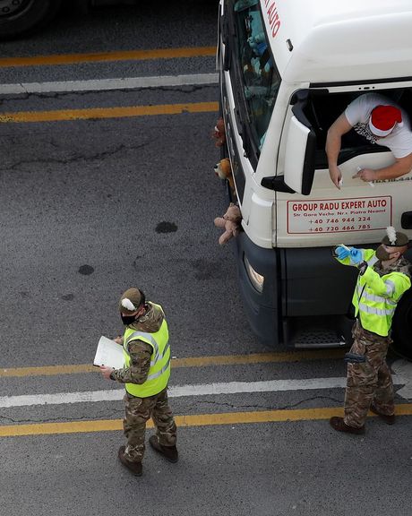 تلگراف: بریتانیا برای جلوگیری از اختلال در بازار به ۹۰ هزار راننده کامیون نیاز دارد