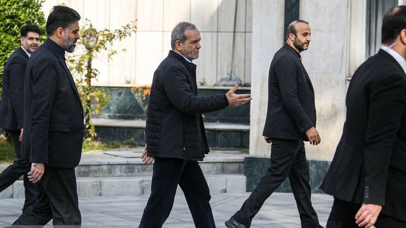 مسعود پزشکیان در میان محافظان