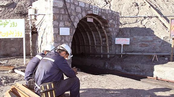 الأمن الإيراني يهدد أهالي عمال منجم طبس ويمنعهم من الحديث لوسائل الإعلام