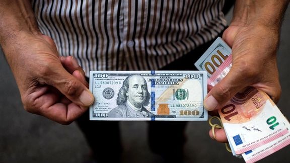 مع تزايد التوقعات برد إسرائيلي.. اضطراب سوق العملات وارتفاع أسعار السيارات والسلع في إيران