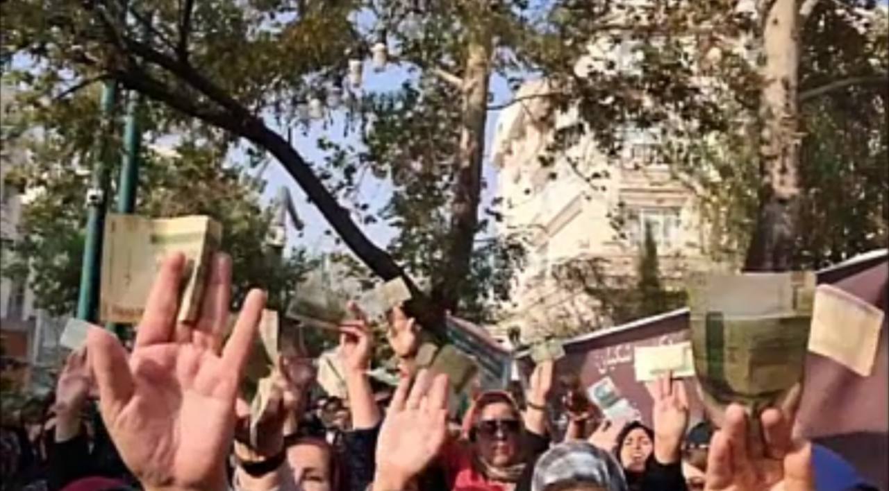 فرهنگیان بازنشسته مقابل دفتر پزشکیان تجمع اعتراضی برگزار کردند