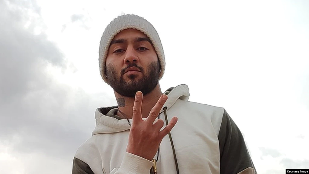 المجلس التنسيقي لنقابات المعلمين الإيرانيين یطالب بالإفراج غير المشروط عن "فنان الشعب"