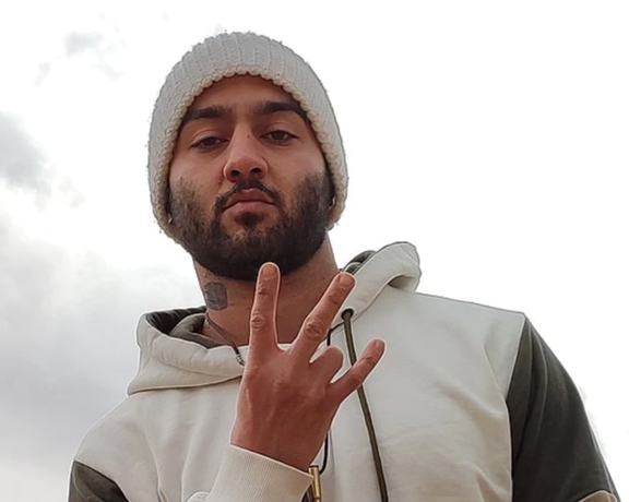 المجلس التنسيقي لنقابات المعلمين الإيرانيين یطالب بالإفراج غير المشروط عن "فنان الشعب"