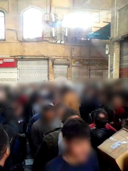 إحياءً لذكرى احتجاجات نوفمبر.. إضراب وتجمعات في عشرات المدن والجامعات الإيرانية