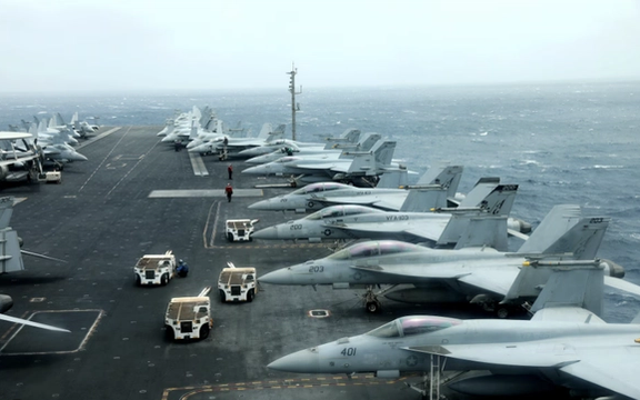 ترامپ: ناوگان عظیمی به سمت ایران در حرکت است و این کشور را از نزدیک رصد میکنم