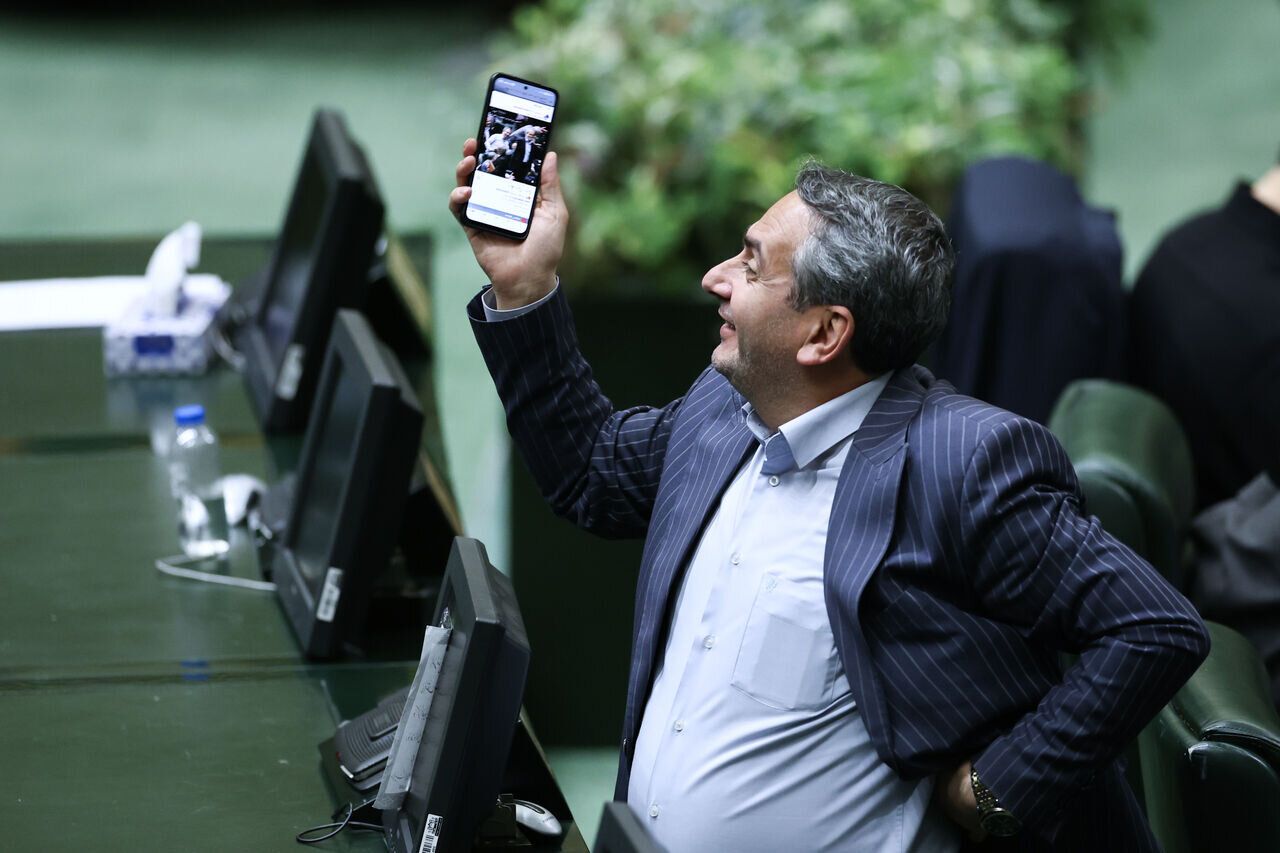 استفاده از تلفن همراه در مجلس به دلایل امنیتی ممنوع شد