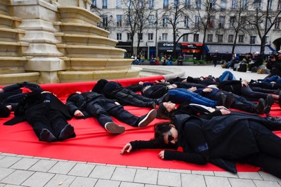 پرفورمنس خیابانی در پاریس برای بازتاب دادن رنج ایرانیان معترض و خشونت اعمال شده علیه آنها