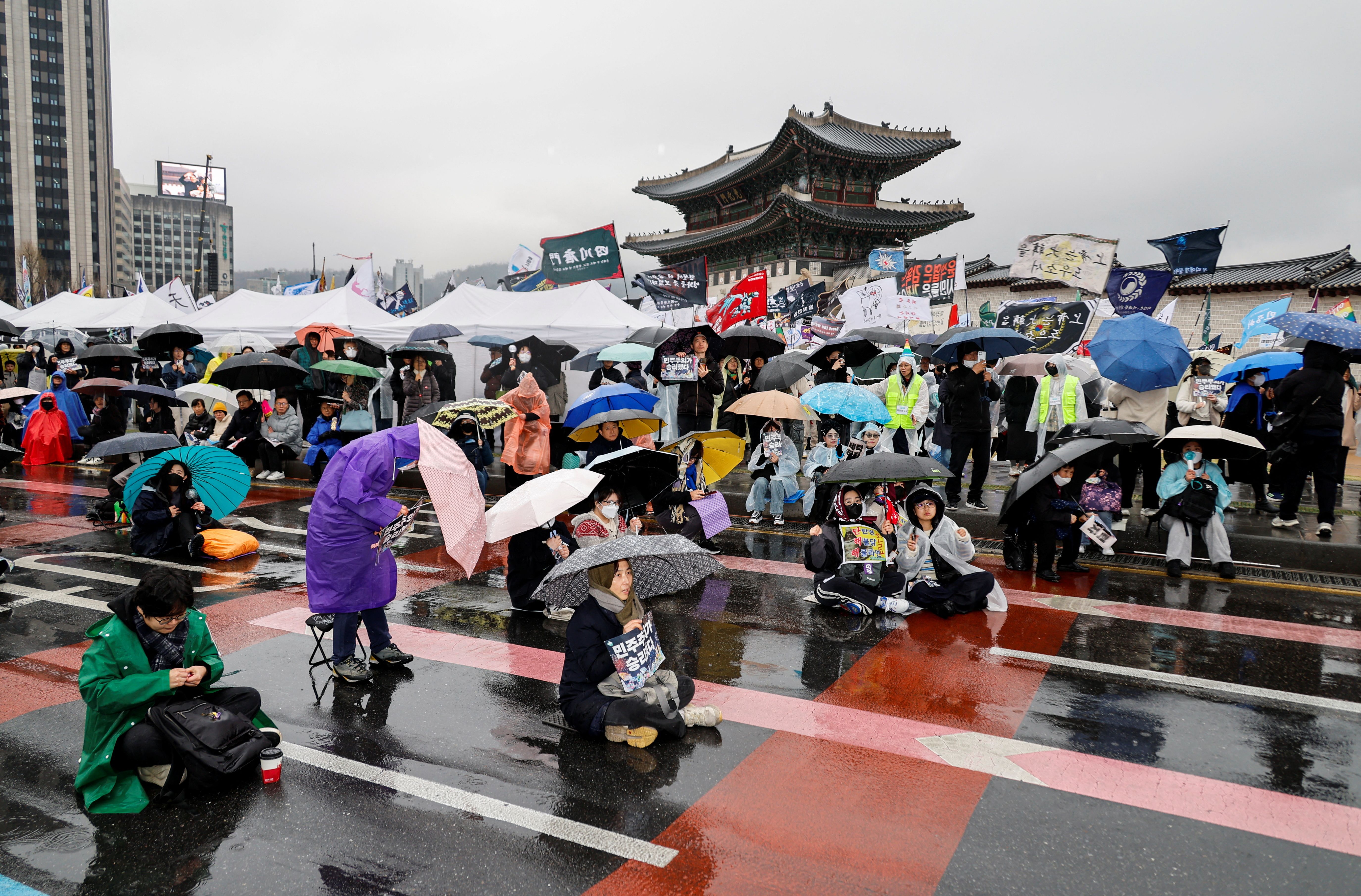 هواداران رییس‌جمهوری برکنار‌‌شده کره‌ جنوبی در سئول تظاهرات کردند