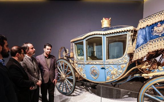 بنیاد مستضعفان از کالسکههای ترور ناصرالدینشاه و تاجگذاری محمدرضا شاه پهلوی رونمایی کرد