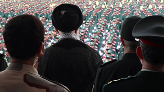 ركوب "أمواج الكراهية".. كيف يمكن لخليفة خامنئي أن يشتري الوقت بامتيازات صغيرة؟