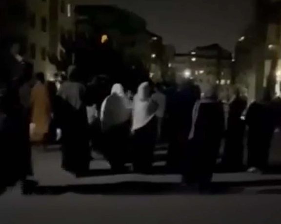 زنان و مردان معترض در تظاهرات شبانه خود در کابل علیه پاکستان شعار دادند