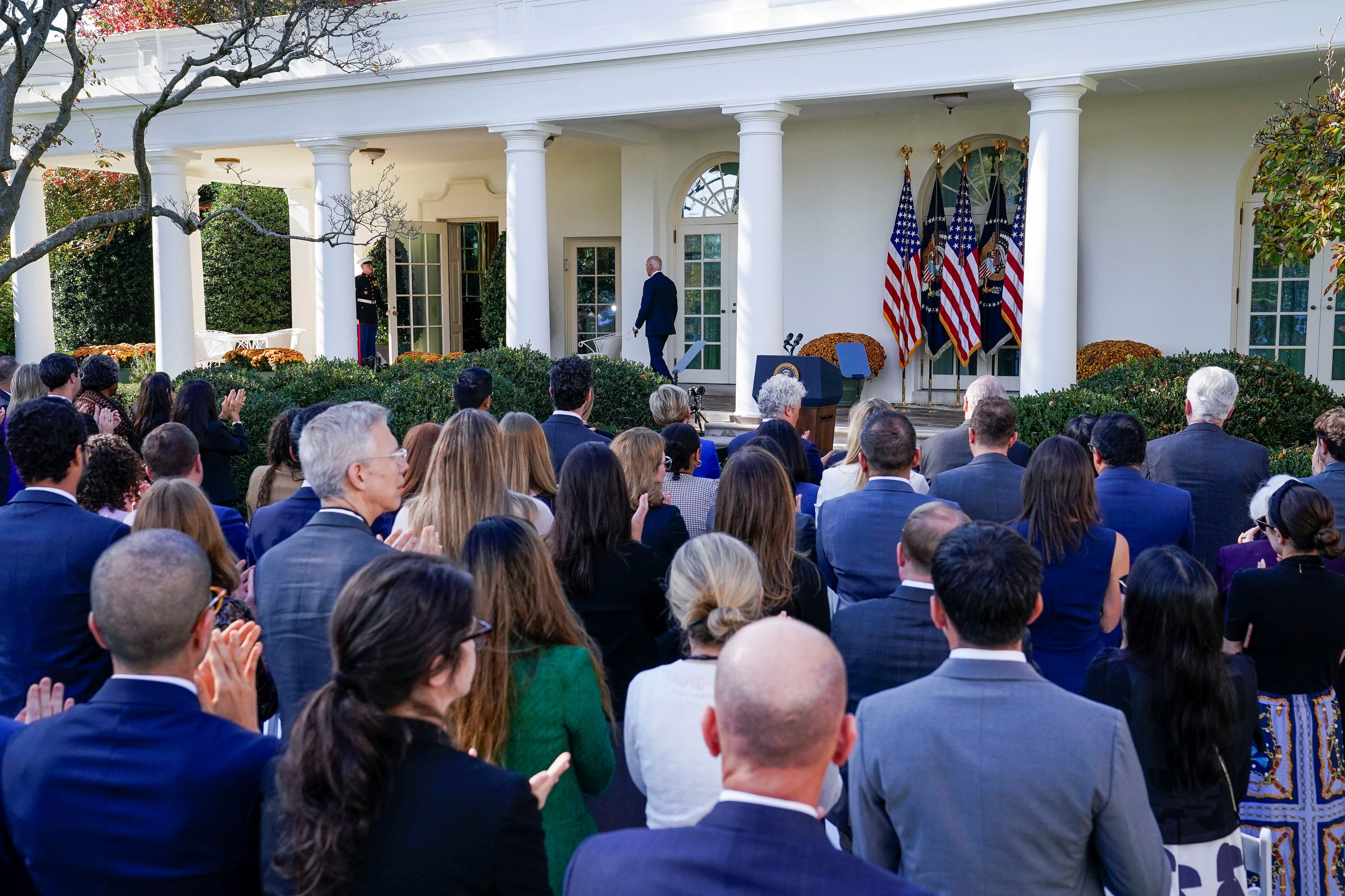 جو بایدن در حال ترک محل سخنرانی خود در خصوص نتایج انتخابات آمریکا، کاخ سفید، ۱۷ آبان