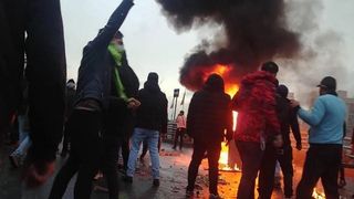 هل يستطيع المجتمع المدني تغيير النظام الإيراني السلطوي؟