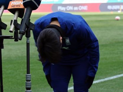 کاربران فضای مجازی؛ مهدی طارمی حذف تیمملی را یادش نمیآید، بازیکن کره، تا کمر خم میشود