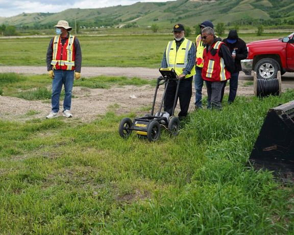 یک گروه بومیان کانادا از کشف مزارهای بینشان ۷۵۱ نفر دیگر در یک مدرسه کاتولیک خبر داد
