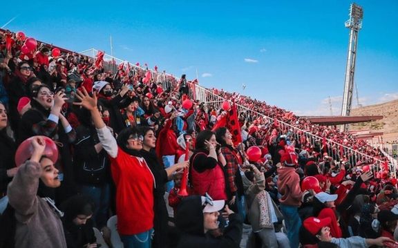 گزارش روزنامه هفت صبح؛ تمام وسایل تماشاگران زن تراکتور در ورزشگاه تبریز دزدیده شد