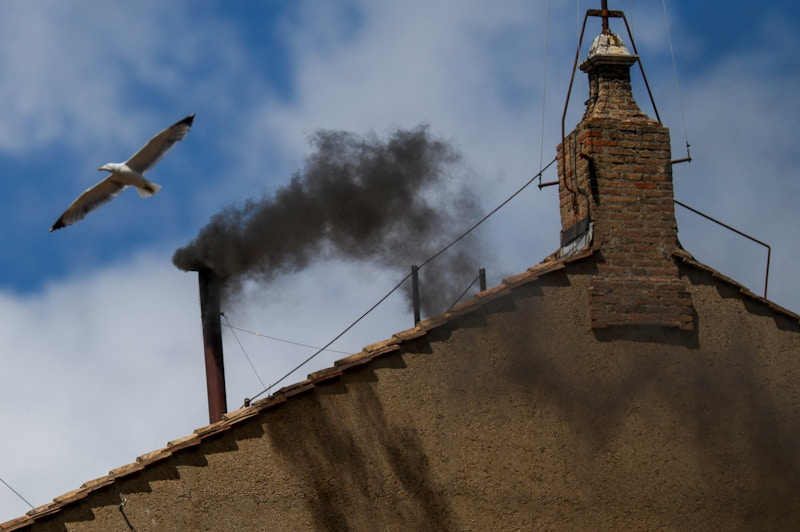 کاردینال‌های کلیسای کاتولیک با دود سیاه اعلام کردند هنوز پاپ جدیدی انتخاب نشده است