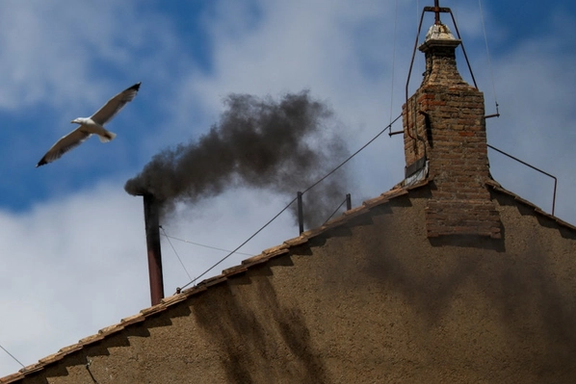 کاردینالهای کلیسای کاتولیک با دود سیاه اعلام کردند هنوز پاپ جدیدی انتخاب نشده است