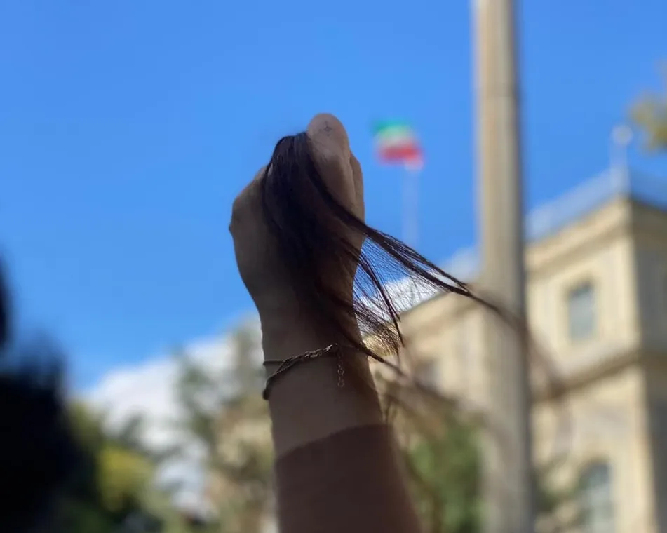 ذكرى مهسا أميني الثالثة تتحول إلى منصة احتجاجية.. فنانات وناشطات يتحدّين النظام