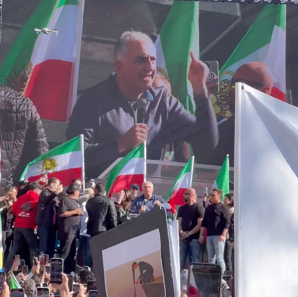 سخنرانی چهره‌های شاخص اپوزیسیون در کنار هنرمندان و فعالان تجمعات بزرگ ایرانیان