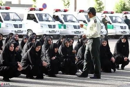 الإيرانيات يتمسكن بالحرية.. والنظام يتراجع من "شرطة الأخلاق" إلى "غرفة المراقبة"