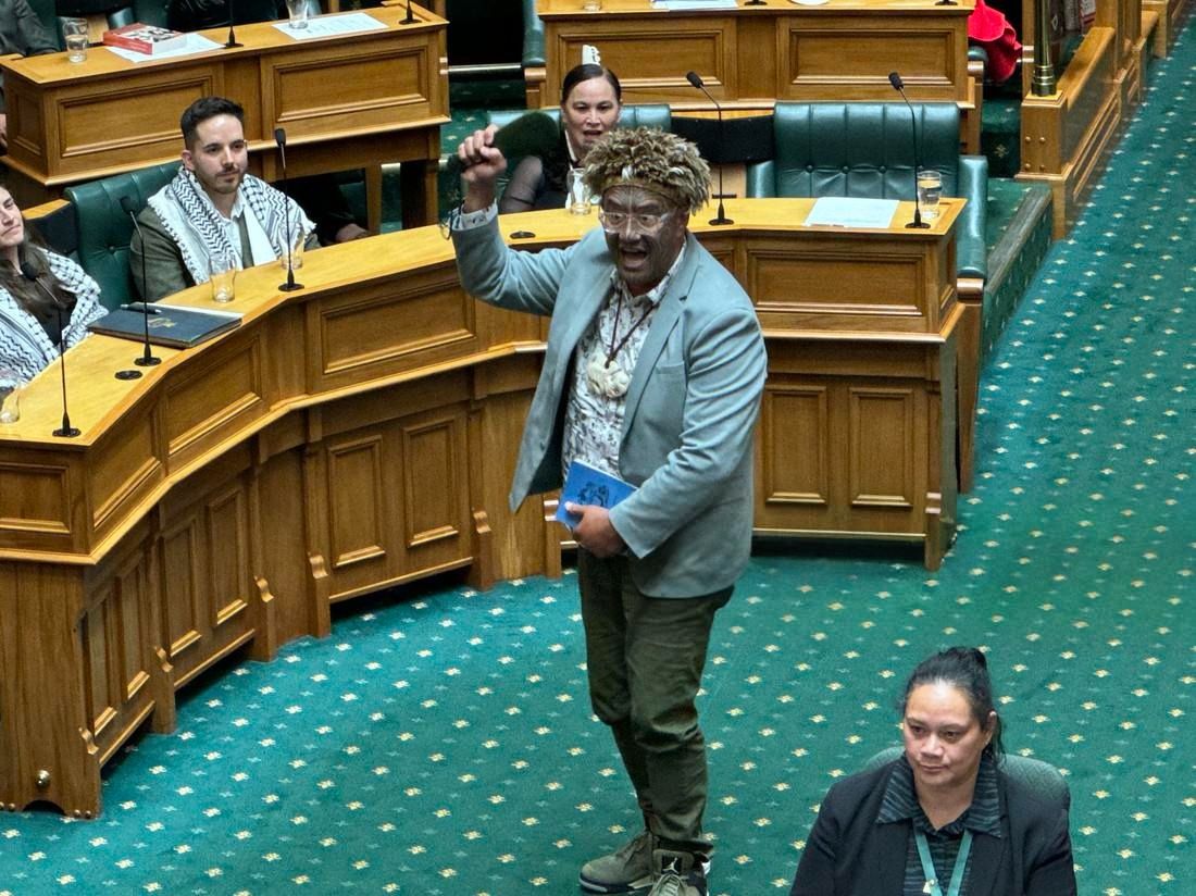 پارلمان نیوزیلند ۳ نماینده مائوری را به‌دلیل اجرای رقص اعتراضی هاكا در صحن علنی تعلیق کرد