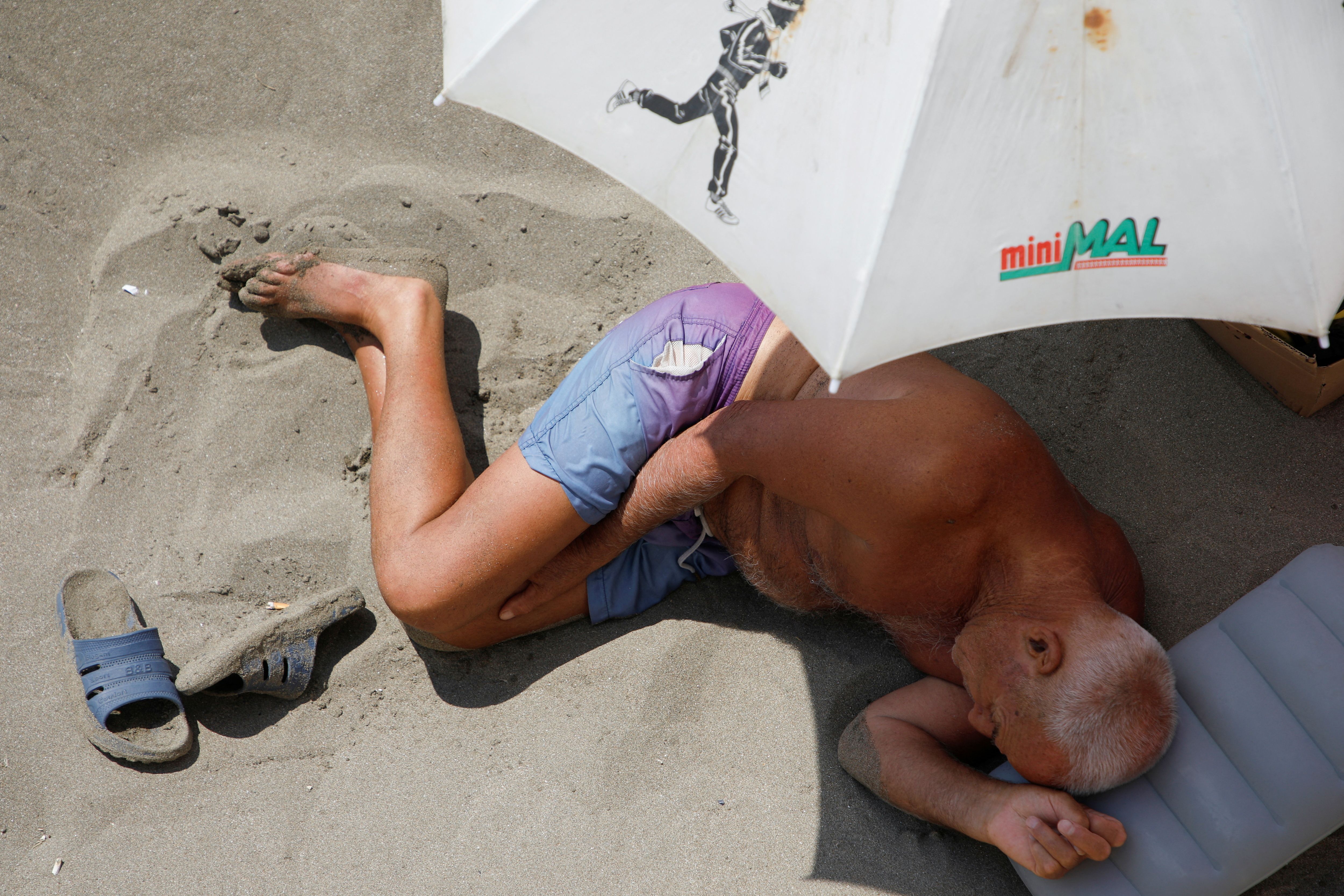 استراحت یک مرد در سواحل مونته‌نگرو به دنبال گرمای کم‌سابقه ۴۰ درجه سانتی‌گرادی در این کشور، ۲۳ مرداد