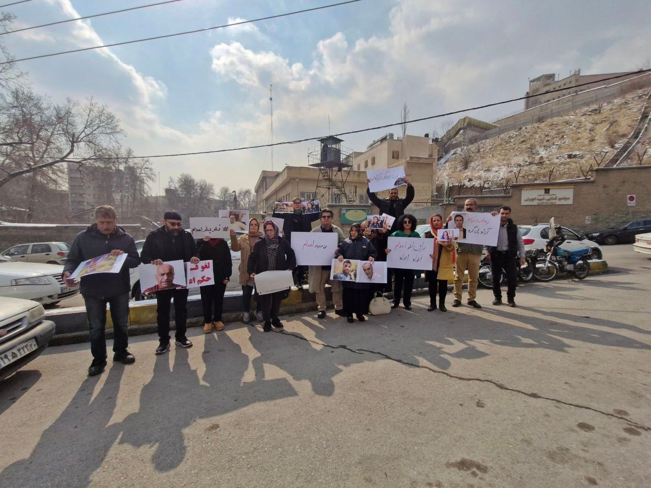 فعالان مدنی و خانواده‌های زندانیان سیاسی محکوم به اعدام مقابل زندان اوین تجمع کردند