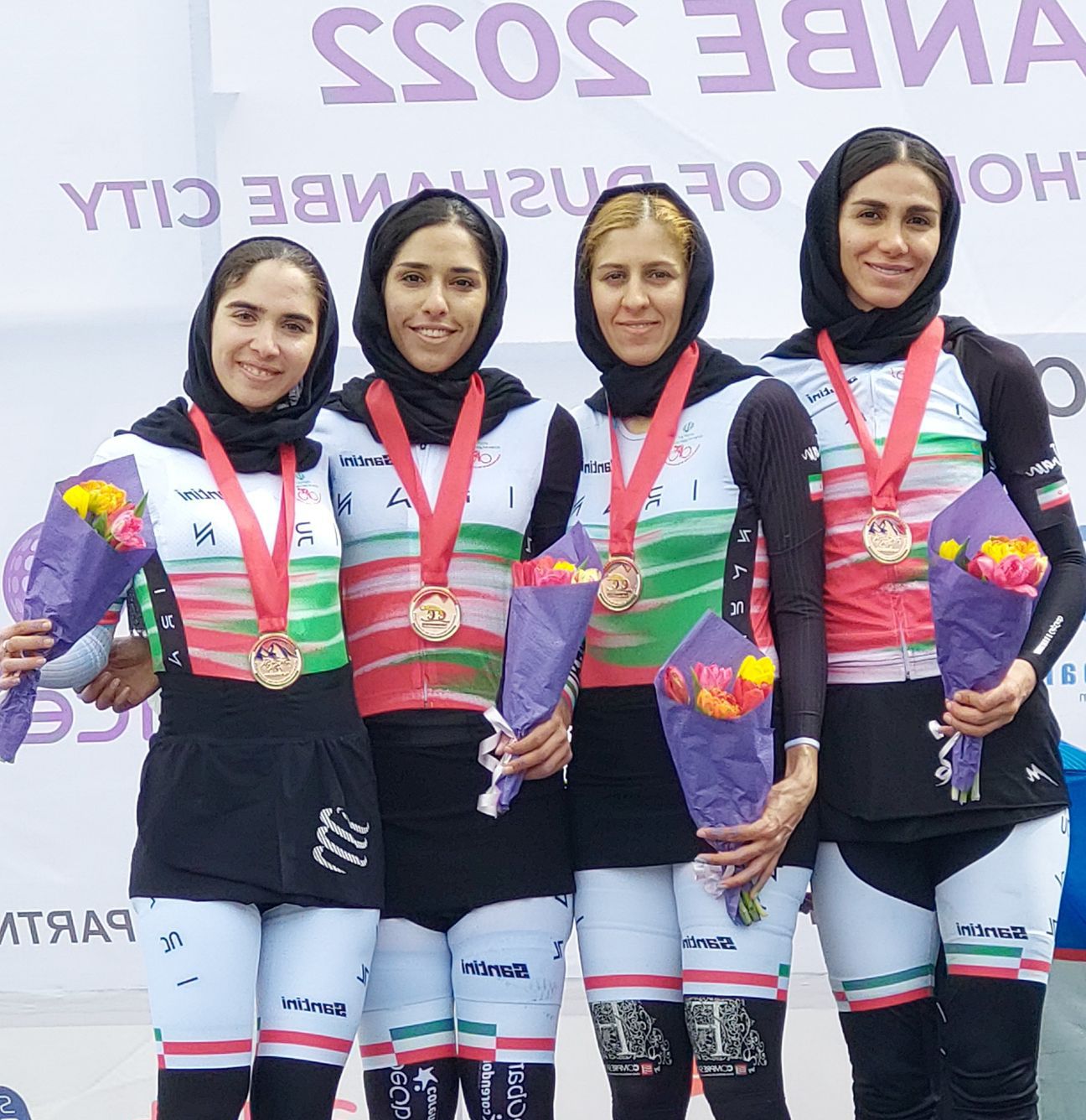 منتخب ركوب الدراجات الإيراني للسيدات يستعير ملابس فريق الرجال للمشاركة في بطولة آسيوية