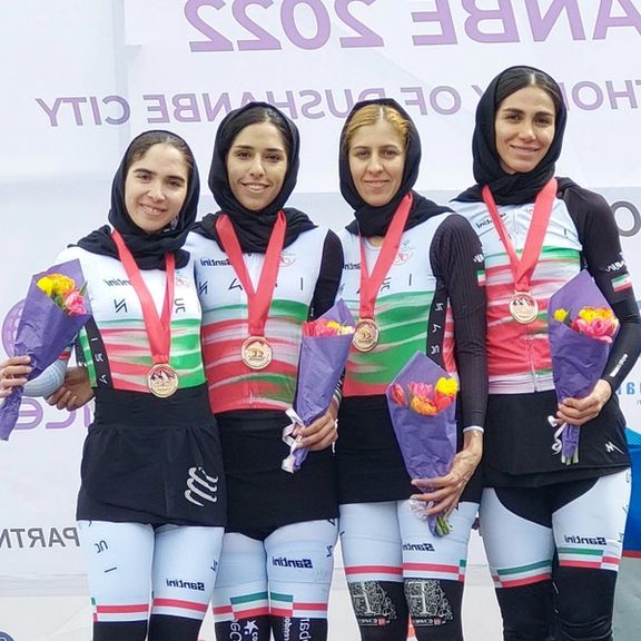 منتخب ركوب الدراجات الإيراني للسيدات يستعير ملابس فريق الرجال للمشاركة في بطولة آسيوية