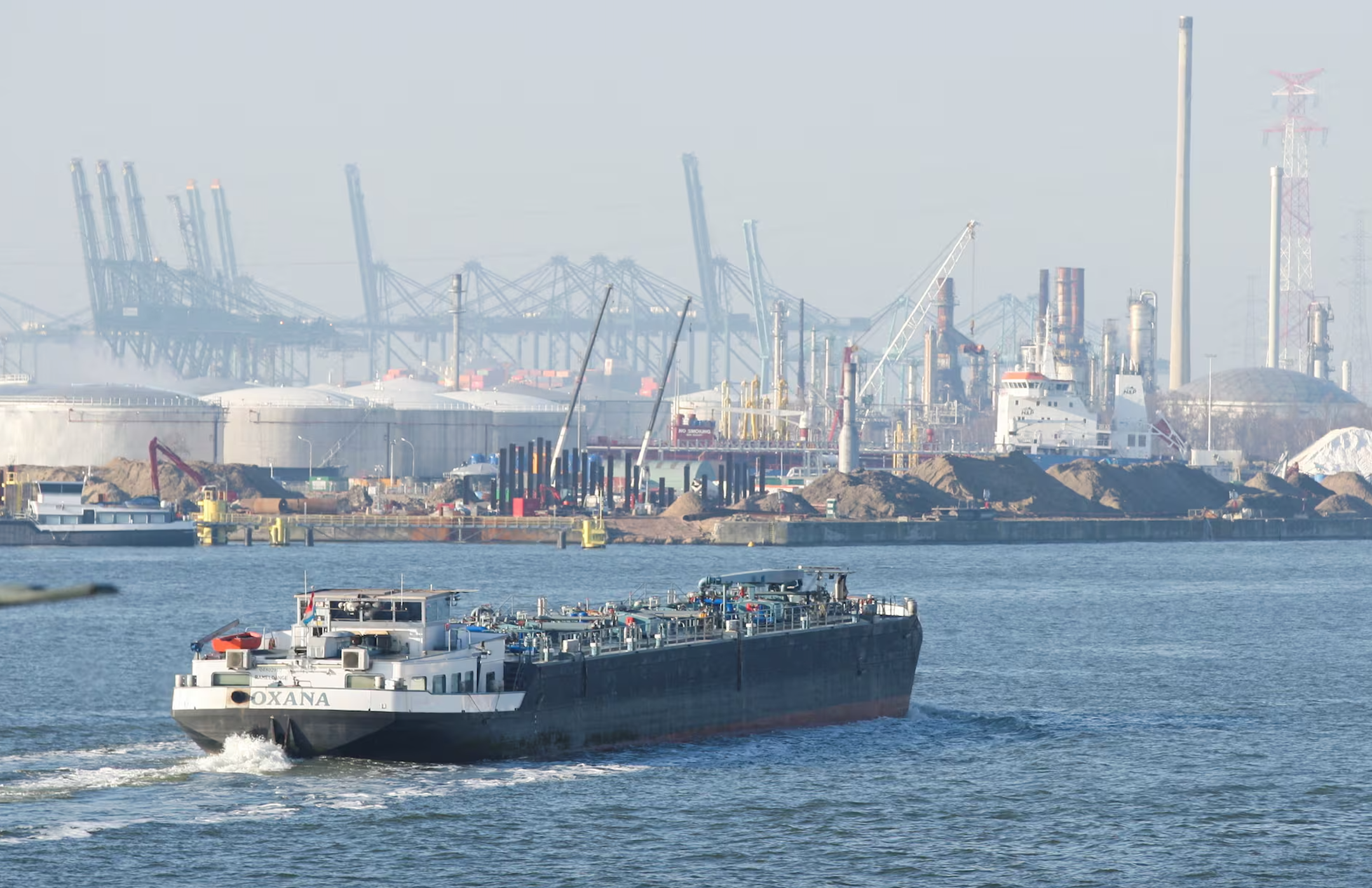 روزنامه تلگراف: ایران از بندرهای اروپایی برای ارسال اسلحه به لبنان استفاده می‌کند