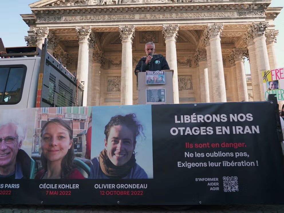 تجمع اعتراضی در واکنش به ادامه بازداشت سه شهروند فرانسوی، از جمله کوهلر و پاریس در ایران/ پاریس، بهمن‌ماه ۱۴۰۳