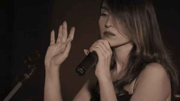 الإفراج عن المطربة المعارضة للحجاب الإجباري، برستو أحمدي،  بعد ساعات من اعتقالها