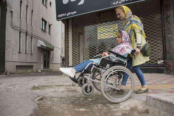 152 ألف شخص بقائمة انتظار بدل رعاية.. عجز الموازنة يفاقم معاناة ذوي الإعاقة في إيران