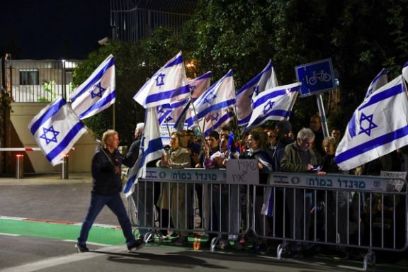 People demonstrate outside the residence of Israeli President Isaac Herzog as he hosts talks over judicial reforms, in Jerusalem, March 28, 2023.