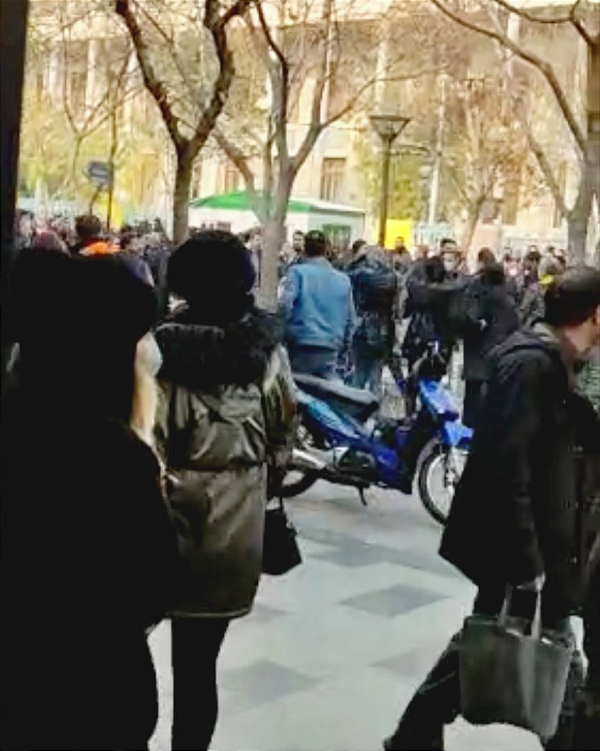 استجابة لدعوات التظاهر.. محتجون يهتفون بـ"الموت للديكتاتور" في سوق طهران الكبير