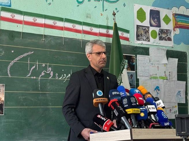 نشست خبری سخنگوی وزارت خارجه جمهوری اسلامی در یک مدرسه