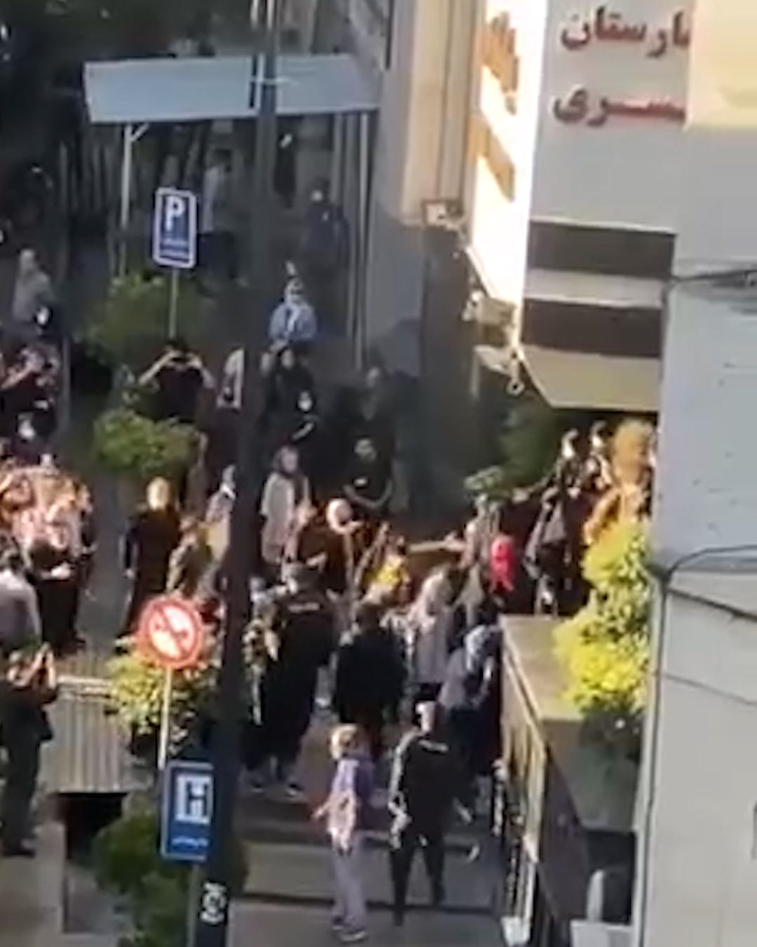 احتجاجات ليلية في "طهران" بعد إعلان مقتل الشابة مهسا أميني.. وهتافات "الموت لخامنئي" 