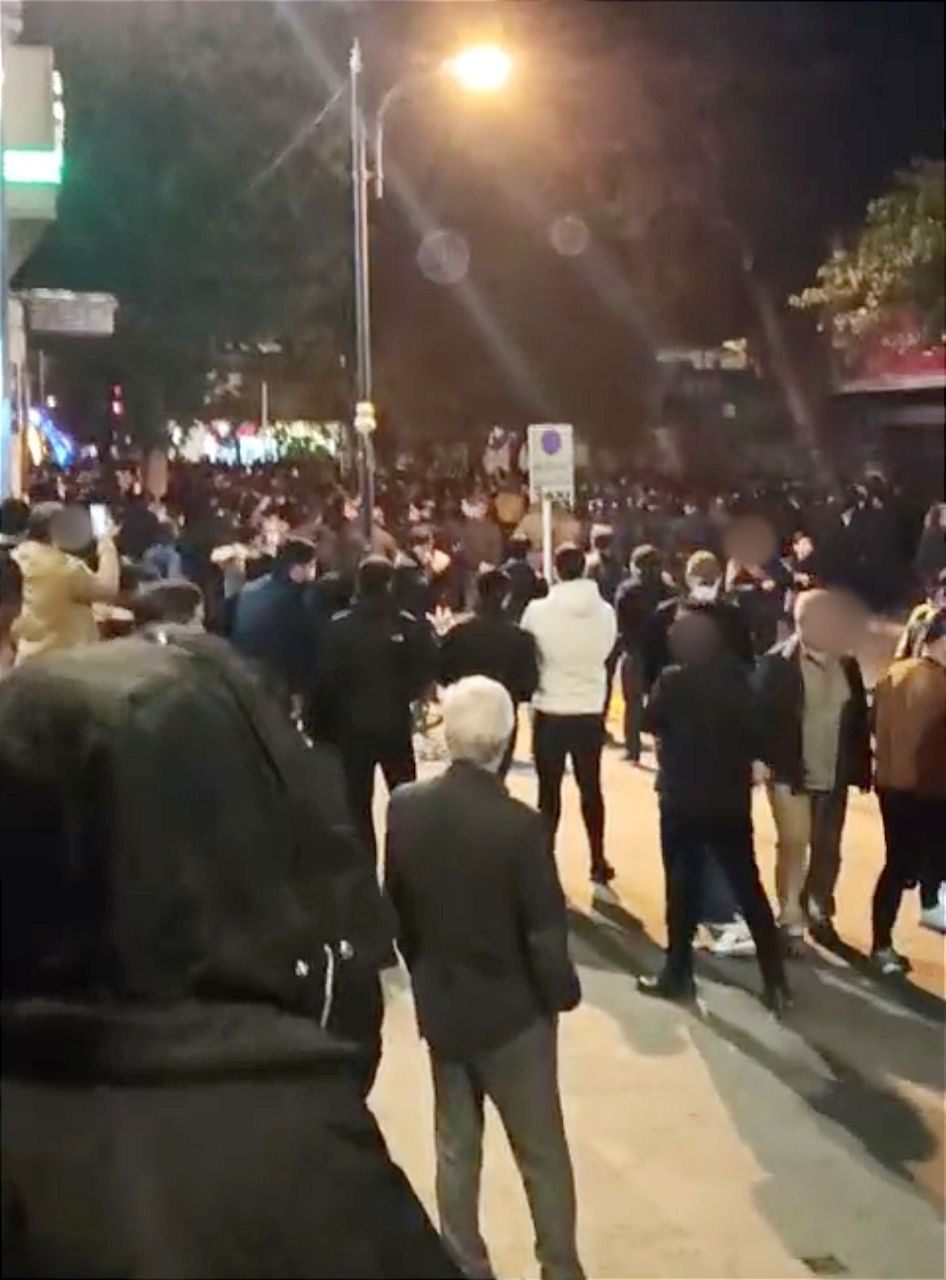 الإيرانيون يواصلون احتجاجاتهم الليلية في الشوارع مساء اليوم.. ويهتفون ضد النظام