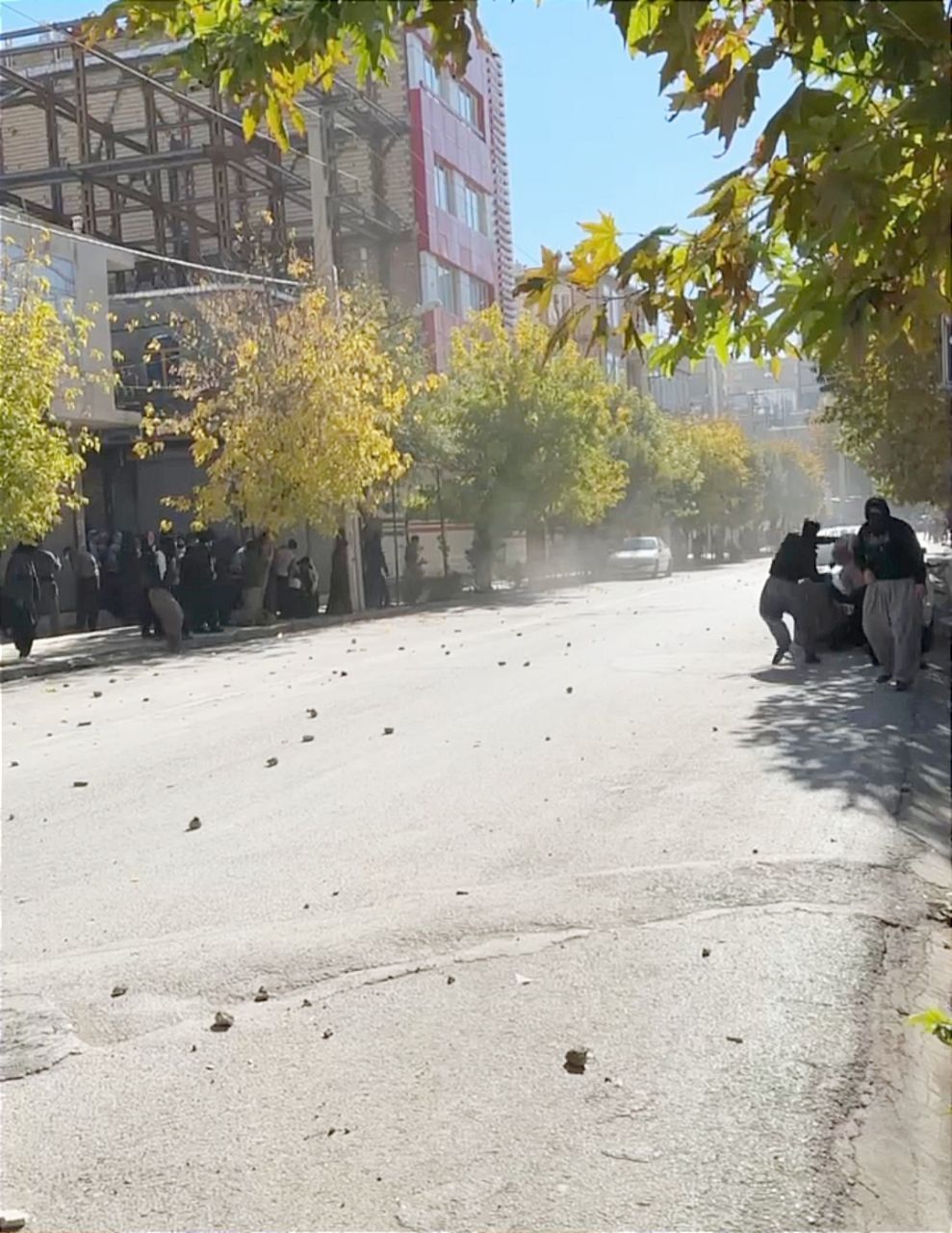 مناورات عسكرية وإطلاق الرصاص الحي بالمدن الكردية في إيران.. ومقاومة الأهالي مستمرة