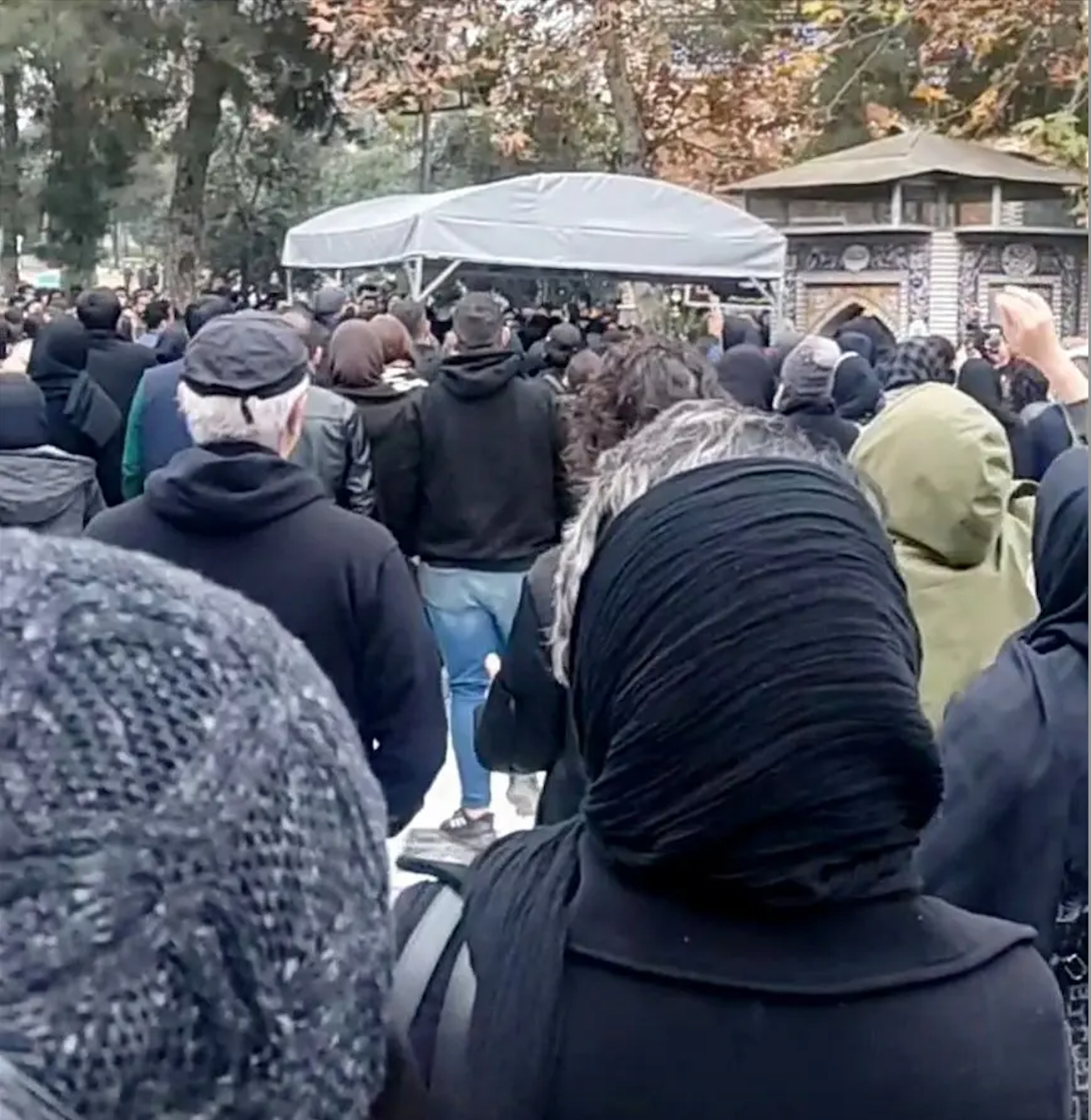 مراسم هفتم آیدا رستمی با حضور گسترده مردم به صحنه اعتراض علیه جمهوری اسلامی تبدیل شد