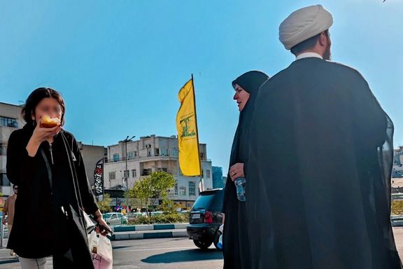 زیر پرچم حزبالله و کنار یک آخوند؛ حضور شجاعانه زن جوان بدون حجاب اجباری