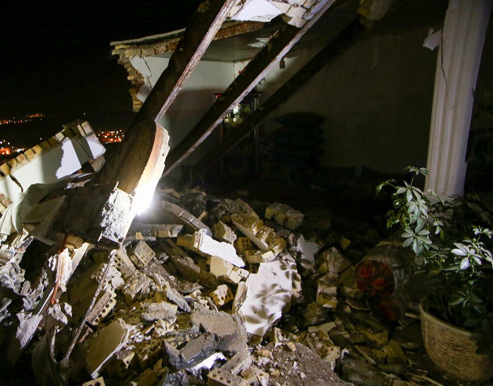 زمین‌لرزه به بزرگی ۵/۹ در خوی و مناطقی از آذربایجان غربی ۲ کشته و ۶۶۴ زخمی برجای گذاشت