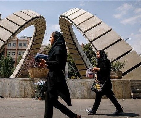 التشدد يعود للجامعات الإيرانية بحلة جديدة.. دوريات داخل الحرم وتحذير الطالبات بشأن الحجاب